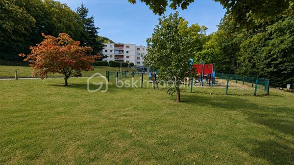 Ouvrir les fenêtres sur les arbres, prendre son café au soleil le matin et profiter d’un balcon côté parc en fin de journée… Voici le cadre de vie qu’offre ce beau 4 pièces traversant de 82 m².

Situé au sein d’une résidence de standing  au cœur d’un parc privé arboré, cet appartement séduit par sa luminosité, ses beaux volumes et sa double exposition Est/Ouest.

Un véritable équilibre entre espace, calme et verdure, tout en restant à proximité des transports, commerces et établissements scolaires.

Dès l’entrée, les ouvertures entre les différentes pièces donnent du caractère à l’appartement et favorisent une circulation fluide et agréable, avec très peu d’espace perdu.
Une pièce de vie lumineuse  de 28 m² lumineuse et conviviale qui se prolonge par un premier balcon bénéficiant d’une vue dégagée sur le parc privé arboré, idéal pour profiter du soleil et de la verdure en fin de journée.

La cuisine aménagée et entièrement équipée, fonctionnelle au quotidien, dispose elle aussi de son propre extérieur avec un second balcon exposé Est, agréable dès les premières heures de la journée.

Un espace nuit bien séparé
Accessible par un dégagement équipé d’un grand placard, l’espace nuit comprend :
•	deux chambres spacieuses ; 
•	un dressing indépendant ; 
•	une salle de bains avec douche, lumineuse et bénéficiant d’une fenêtre ; 
•	des WC indépendants. 

L’appartement est équipé de double vitrage.
Une belle cave complète ce bien.

Au-delà de l’appartement, la résidence offre un environnement particulièrement agréable avec :
•	un parc privé arboré ; 
•	une aire de jeux pour les enfants ; 
•	un court de tennis ; 
•	la présence d’un gardien. 

Transports, commerces et établissements scolaires à proximité
•	gare de Marly-le-Roi à moins de 15 minutes à pied, avec la ligne L permettant notamment de rejoindre La Défense et Paris Saint-Lazare ; 
•	ligne de bus n°1 au pied de la résidence, permettant notamment de rejoindre Saint-Germain-en-Laye et Versailles ; 
•	commerces et établissements scolaires à proximité.

Un cadre de vie privilégié à découvrir sans tarder !

Informations copropriété :
Charges annuelles : 4 600 €.
Aucune procédure en cours.
