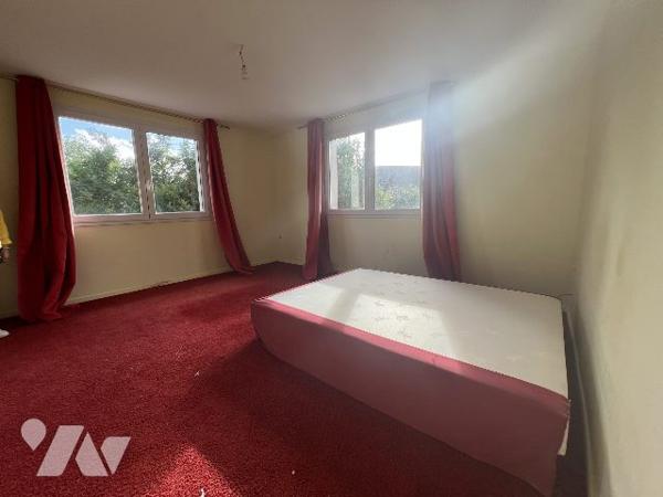 spacieuse, avec grande dépendance