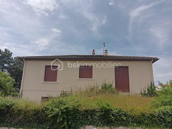 Découvrez ce charmant pavillon de 1976 à rafraîchir, situé dans un environnement paisible de Civray, offrant tranquillité et proximité urbaine. Cette maison de 80 m² présente un cadre de vie idéal avec ses 5 pièces réparties sur 2 niveaux, comprenant 3 chambres spacieuses dont 1 avec sol en travertin.

À l'intérieur, profitez d'un séjour lumineux avec sol en travertin agrémenté d'un poêle à bois neuf (marque Godin), d'une cuisine fonctionnelle à équiper, et de deux salles d'eau. Le tout est complété par un excellent double vitrage assurant confort et isolation.

À l'extérieur, une terrasse avec barbecue orientée plein sud vous offre une vue dégagée et un accès direct à un terrain verdoyant de 550 m², idéal pour les après-midis ensoleillés.

Les équipements incluent chauffage individuel électrique et accès rocade rapide. Commodités, écoles et commerces à proximité enrichissent ce cadre de vie.  Cette maison n'attend que vous pour écrire un nouveau chapitre! 

Contactez Sophie Gaboreau pour une visite exclusive.