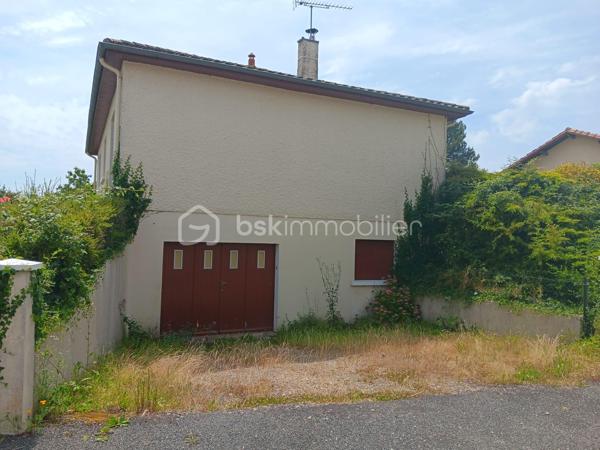Découvrez ce charmant pavillon de 1976 à rafraîchir, situé dans un environnement paisible de Civray, offrant tranquillité et proximité urbaine. Cette maison de 80 m² présente un cadre de vie idéal avec ses 5 pièces réparties sur 2 niveaux, comprenant 3 chambres spacieuses dont 1 avec sol en travertin.

À l'intérieur, profitez d'un séjour lumineux avec sol en travertin agrémenté d'un poêle à bois neuf (marque Godin), d'une cuisine fonctionnelle à équiper, et de deux salles d'eau. Le tout est complété par un excellent double vitrage assurant confort et isolation.

À l'extérieur, une terrasse avec barbecue orientée plein sud vous offre une vue dégagée et un accès direct à un terrain verdoyant de 550 m², idéal pour les après-midis ensoleillés.

Les équipements incluent chauffage individuel électrique et accès rocade rapide. Commodités, écoles et commerces à proximité enrichissent ce cadre de vie.  Cette maison n'attend que vous pour écrire un nouveau chapitre! 

Contactez Sophie Gaboreau pour une visite exclusive.