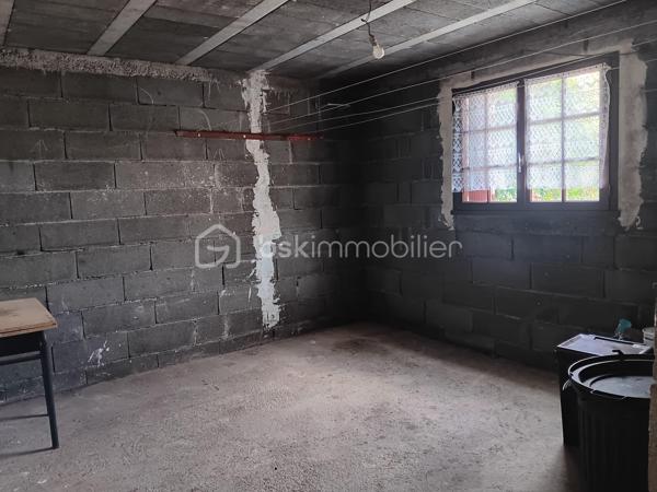 Découvrez ce charmant pavillon de 1976 à rafraîchir, situé dans un environnement paisible de Civray, offrant tranquillité et proximité urbaine. Cette maison de 80 m² présente un cadre de vie idéal avec ses 5 pièces réparties sur 2 niveaux, comprenant 3 chambres spacieuses dont 1 avec sol en travertin.

À l'intérieur, profitez d'un séjour lumineux avec sol en travertin agrémenté d'un poêle à bois neuf (marque Godin), d'une cuisine fonctionnelle à équiper, et de deux salles d'eau. Le tout est complété par un excellent double vitrage assurant confort et isolation.

À l'extérieur, une terrasse avec barbecue orientée plein sud vous offre une vue dégagée et un accès direct à un terrain verdoyant de 550 m², idéal pour les après-midis ensoleillés.

Les équipements incluent chauffage individuel électrique et accès rocade rapide. Commodités, écoles et commerces à proximité enrichissent ce cadre de vie.  Cette maison n'attend que vous pour écrire un nouveau chapitre! 

Contactez Sophie Gaboreau pour une visite exclusive.