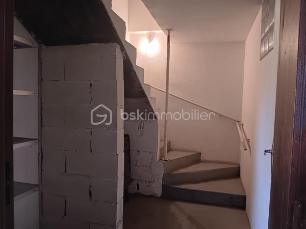 Découvrez ce charmant pavillon de 1976 à rafraîchir, situé dans un environnement paisible de Civray, offrant tranquillité et proximité urbaine. Cette maison de 80 m² présente un cadre de vie idéal avec ses 5 pièces réparties sur 2 niveaux, comprenant 3 chambres spacieuses dont 1 avec sol en travertin.

À l'intérieur, profitez d'un séjour lumineux avec sol en travertin agrémenté d'un poêle à bois neuf (marque Godin), d'une cuisine fonctionnelle à équiper, et de deux salles d'eau. Le tout est complété par un excellent double vitrage assurant confort et isolation.

À l'extérieur, une terrasse avec barbecue orientée plein sud vous offre une vue dégagée et un accès direct à un terrain verdoyant de 550 m², idéal pour les après-midis ensoleillés.

Les équipements incluent chauffage individuel électrique et accès rocade rapide. Commodités, écoles et commerces à proximité enrichissent ce cadre de vie.  Cette maison n'attend que vous pour écrire un nouveau chapitre! 

Contactez Sophie Gaboreau pour une visite exclusive.