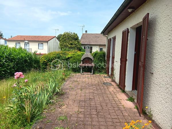Découvrez ce charmant pavillon de 1976 à rafraîchir, situé dans un environnement paisible de Civray, offrant tranquillité et proximité urbaine. Cette maison de 80 m² présente un cadre de vie idéal avec ses 5 pièces réparties sur 2 niveaux, comprenant 3 chambres spacieuses dont 1 avec sol en travertin.

À l'intérieur, profitez d'un séjour lumineux avec sol en travertin agrémenté d'un poêle à bois neuf (marque Godin), d'une cuisine fonctionnelle à équiper, et de deux salles d'eau. Le tout est complété par un excellent double vitrage assurant confort et isolation.

À l'extérieur, une terrasse avec barbecue orientée plein sud vous offre une vue dégagée et un accès direct à un terrain verdoyant de 550 m², idéal pour les après-midis ensoleillés.

Les équipements incluent chauffage individuel électrique et accès rocade rapide. Commodités, écoles et commerces à proximité enrichissent ce cadre de vie.  Cette maison n'attend que vous pour écrire un nouveau chapitre! 

Contactez Sophie Gaboreau pour une visite exclusive.