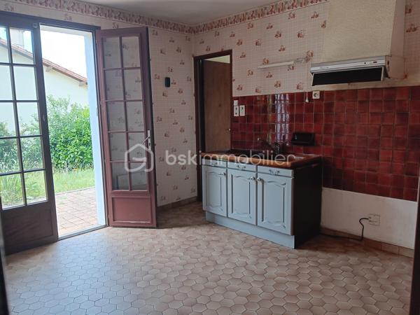 Découvrez ce charmant pavillon de 1976 à rafraîchir, situé dans un environnement paisible de Civray, offrant tranquillité et proximité urbaine. Cette maison de 80 m² présente un cadre de vie idéal avec ses 5 pièces réparties sur 2 niveaux, comprenant 3 chambres spacieuses dont 1 avec sol en travertin.

À l'intérieur, profitez d'un séjour lumineux avec sol en travertin agrémenté d'un poêle à bois neuf (marque Godin), d'une cuisine fonctionnelle à équiper, et de deux salles d'eau. Le tout est complété par un excellent double vitrage assurant confort et isolation.

À l'extérieur, une terrasse avec barbecue orientée plein sud vous offre une vue dégagée et un accès direct à un terrain verdoyant de 550 m², idéal pour les après-midis ensoleillés.

Les équipements incluent chauffage individuel électrique et accès rocade rapide. Commodités, écoles et commerces à proximité enrichissent ce cadre de vie.  Cette maison n'attend que vous pour écrire un nouveau chapitre! 

Contactez Sophie Gaboreau pour une visite exclusive.