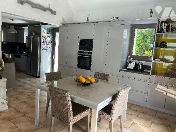 Maison d'architecte de 150 m² avec garages x2, grande piscine, poolhouse et jardin arboré de 2012 m²