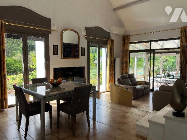 Maison d'architecte de 150 m² avec garages x2, grande piscine, poolhouse et jardin arboré de 2012 m²