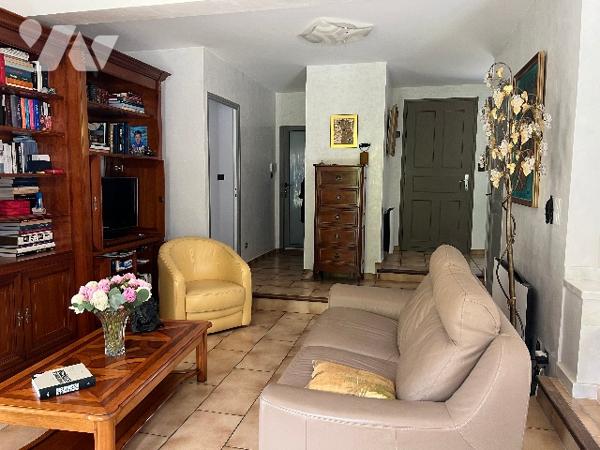 Maison d'architecte de 150 m² avec garages x2, grande piscine, poolhouse et jardin arboré de 2012 m²