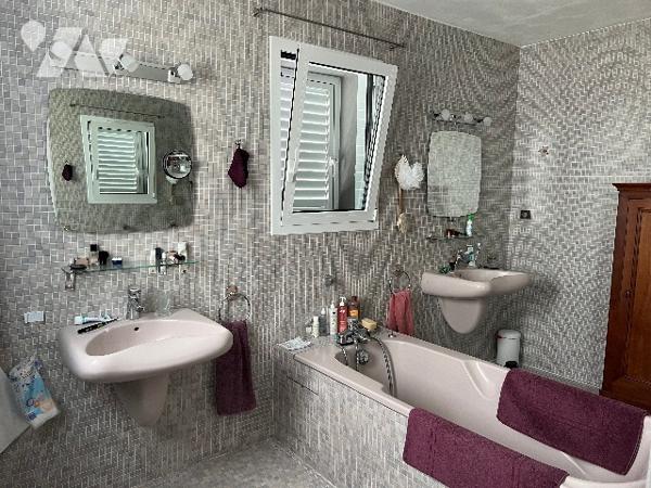 Maison d'architecte de 150 m² avec garages x2, grande piscine, poolhouse et jardin arboré de 2012 m²