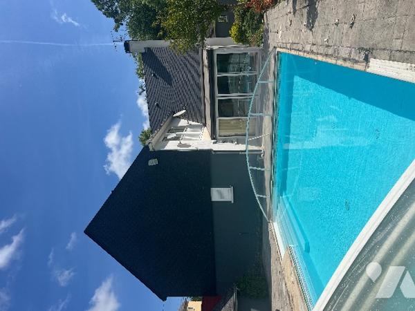 Maison d'architecte de 150 m² avec garages x2, grande piscine, poolhouse et jardin arboré de 2012 m²