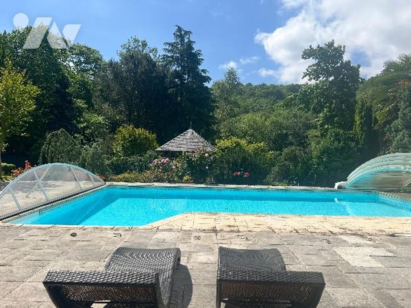 Maison d'architecte de 150 m² avec garages x2, grande piscine, poolhouse et jardin arboré de 2012 m²