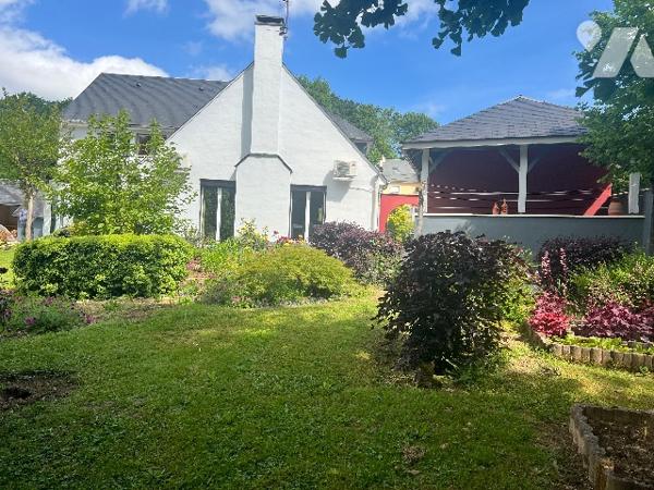 Maison d'architecte de 150 m² avec garages x2, grande piscine, poolhouse et jardin arboré de 2012 m²