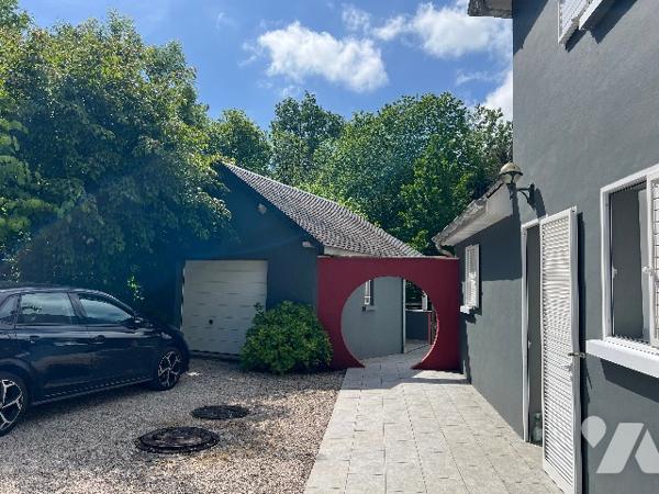 Maison d'architecte de 150 m² avec garages x2, grande piscine, poolhouse et jardin arboré de 2012 m²