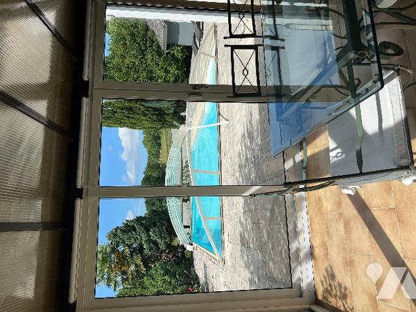 Maison d'architecte de 150 m² avec garages x2, grande piscine, poolhouse et jardin arboré de 2012 m²