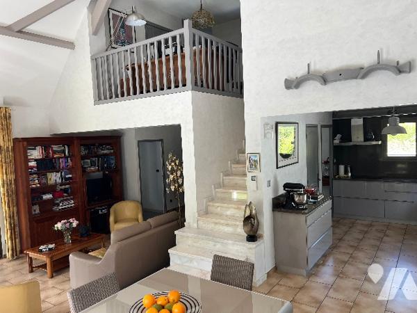 Maison d'architecte de 150 m² avec garages x2, grande piscine, poolhouse et jardin arboré de 2012 m²