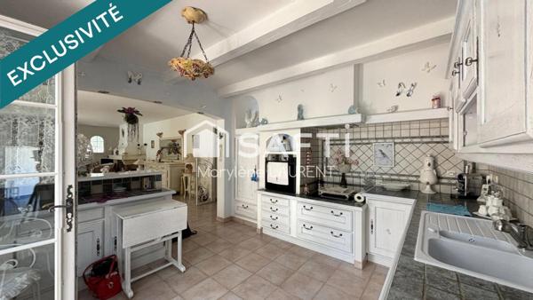 3 chambres, sous sol aménageable, double garage , piscine