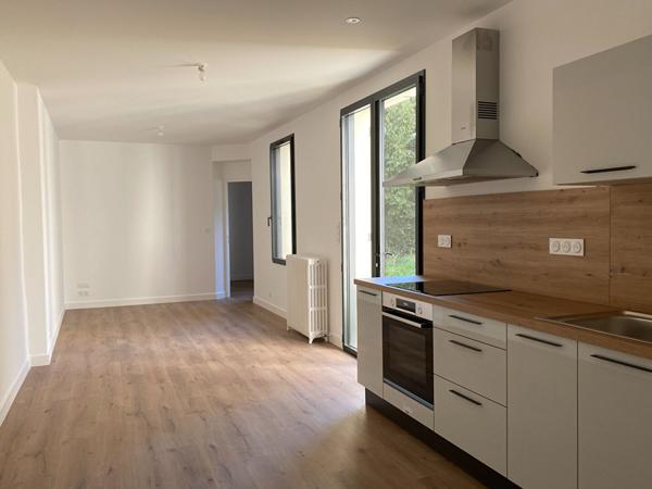 A LOUER T3 refait à neuf Place du Lycée 61 m² (chauffage compris) terrasse privative