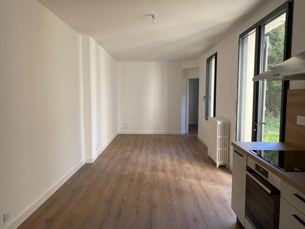A LOUER T3 refait à neuf Place du Lycée 61 m² (chauffage compris) terrasse privative