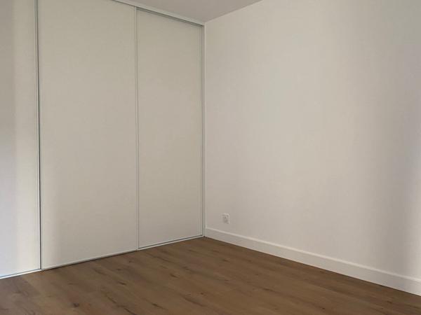 A LOUER T3 refait à neuf Place du Lycée 61 m² (chauffage compris) terrasse privative