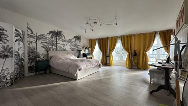 Un lieu caché au cœur de Rochefort — entre appartement de charme et maison de ville suspendue.
