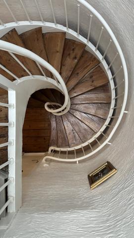 Un lieu caché au cœur de Rochefort — entre appartement de charme et maison de ville suspendue.