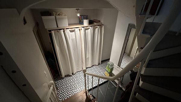 Un lieu caché au cœur de Rochefort — entre appartement de charme et maison de ville suspendue.