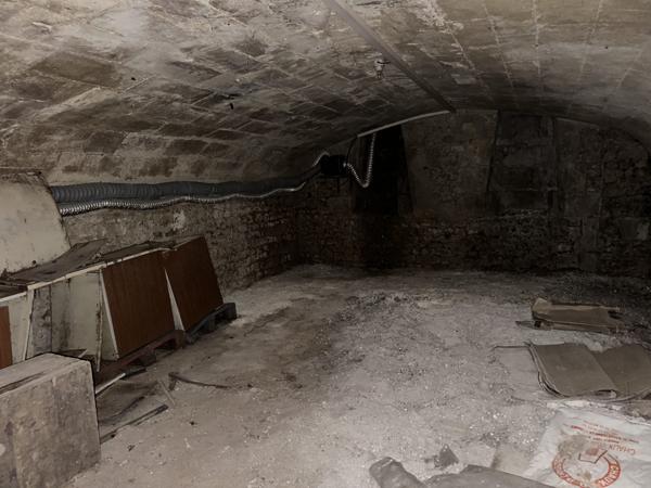 Un lieu caché au cœur de Rochefort — entre appartement de charme et maison de ville suspendue.