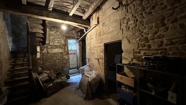 Un lieu caché au cœur de Rochefort — entre appartement de charme et maison de ville suspendue.