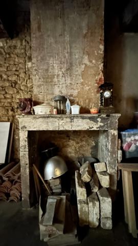 Un lieu caché au cœur de Rochefort — entre appartement de charme et maison de ville suspendue.