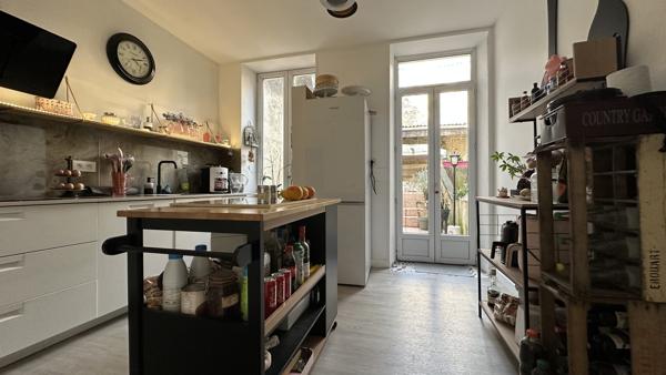 Un lieu caché au cœur de Rochefort — entre appartement de charme et maison de ville suspendue.
