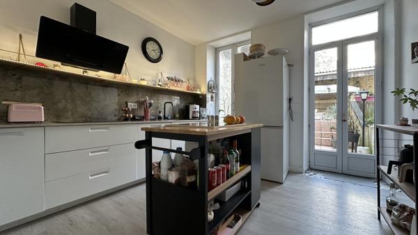 Un lieu caché au cœur de Rochefort — entre appartement de charme et maison de ville suspendue.