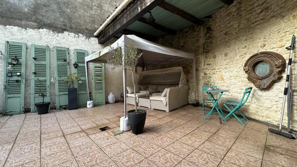 Un lieu caché au cœur de Rochefort — entre appartement de charme et maison de ville suspendue.
