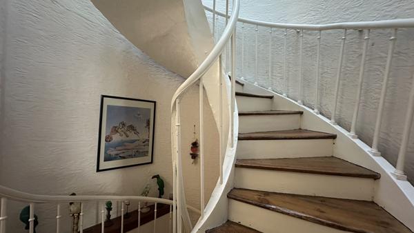 Un lieu caché au cœur de Rochefort — entre appartement de charme et maison de ville suspendue.