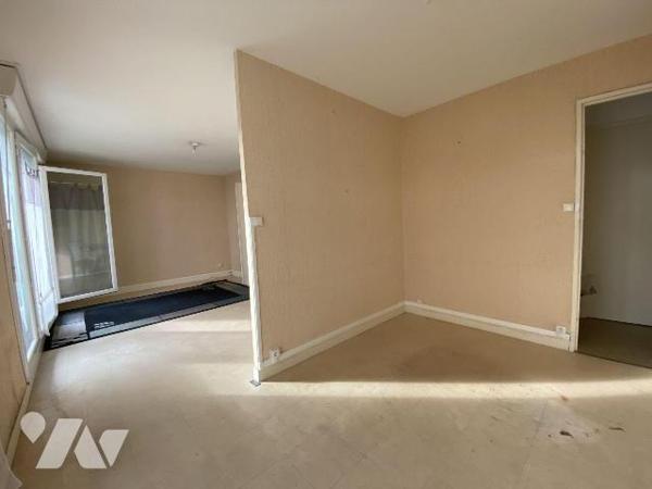 À proximité immédiate des Facultés et de la future ligne de tramway, découvrez cet appartement ...