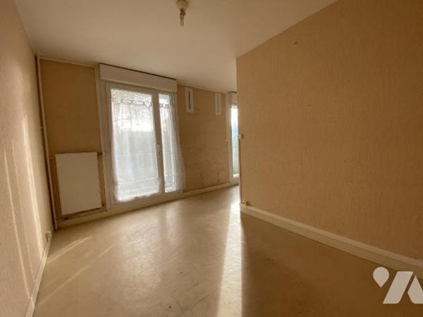 À proximité immédiate des Facultés et de la future ligne de tramway, découvrez cet appartement ...