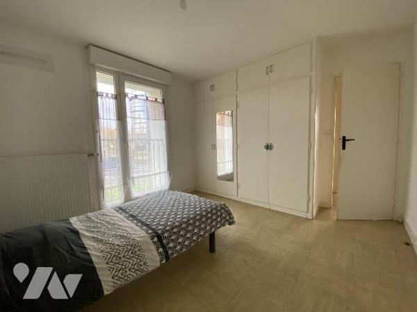 À proximité immédiate des Facultés et de la future ligne de tramway, découvrez cet appartement ...