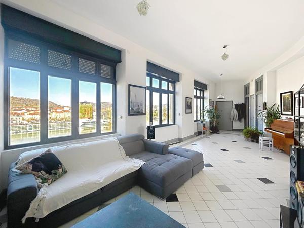 Appartement de caractère avec ascenseur et possibilité d'acquérir un stationnement