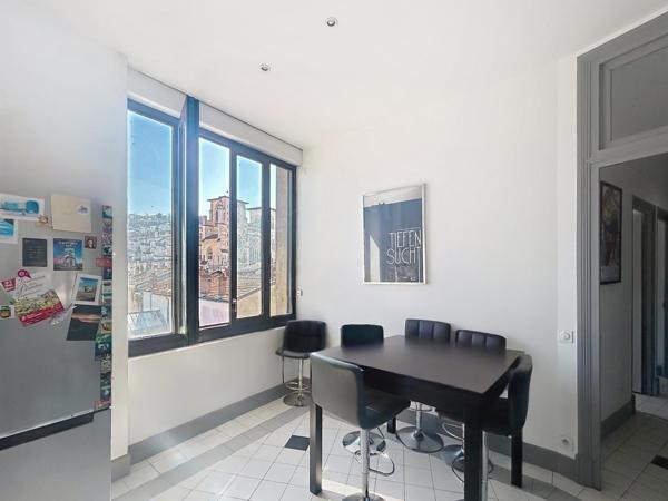 Appartement de caractère avec ascenseur et possibilité d'acquérir un stationnement
