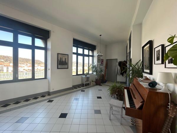 Appartement de caractère avec ascenseur et possibilité d'acquérir un stationnement