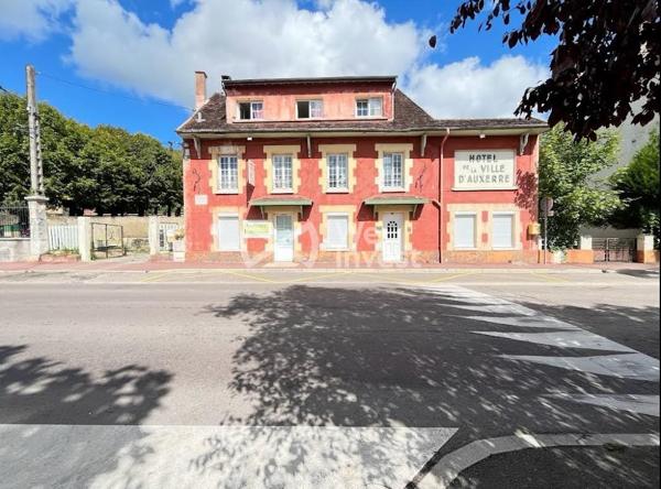 Ensemble immobilier de 8 appartements T2 meublés + 1 local commercial – Excellente rentabilité