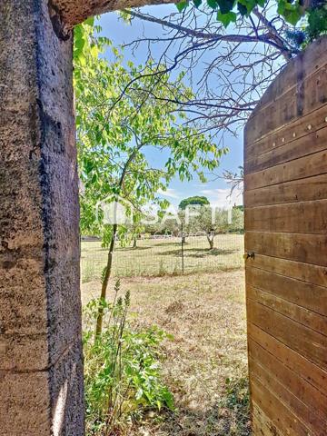 Robion – Bastide du XIXe siècle à rénover avec dépendances