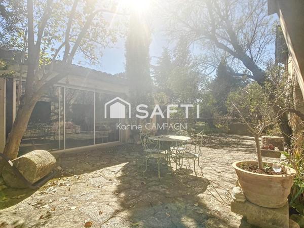 Robion – Bastide du XIXe siècle à rénover avec dépendances