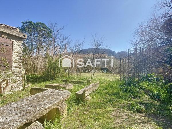 Robion – Bastide du XIXe siècle à rénover avec dépendances