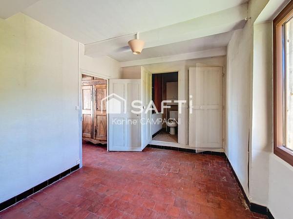 Robion – Bastide du XIXe siècle à rénover avec dépendances