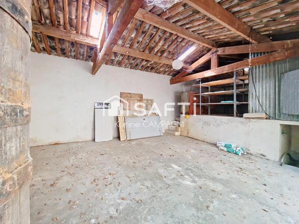 Robion – Bastide du XIXe siècle à rénover avec dépendances