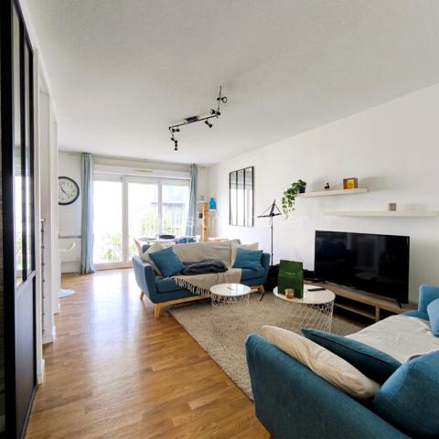 🚄 RARE SUR LE MARCHÉ : T4 LUMINEUX À 2 PAS DE LA GARE !
​Vous cherchez l'alliance parfaite entre vie urbaine et confort moderne ? Ne cherchez plus. Situé au cœur de Rennes, cet appartement de type 4 est une opportunité à saisir. 
​✨ Les points forts qui vont vous faire craquer :
​Emplacement Stratégique : À quelques enjambées de la Gare LGV (Paris à 1h30 !), des métros et des commerces.
​Volumes & Rangement : Un aménagement optimisé avec de nombreux placards intégrés dès l'entrée pour un quotidien organisé.
​Stationnement Premium : Le luxe du centre-ville... Un parking couvert sécurisé, possibilité d'avoir un garage en supplément. Fini la quête d'une place !
​🏠 Visite guidée du bien :
​L'espace de vie s'articule autour d'une entrée fonctionnelle desservant :
​Un séjour chaleureux et une cuisine équipée ouverte sur la salle à manger. 
​3 belles chambres modulables (bureau, chambre d'enfant ou suite d'amis), dont deux avec rangements intégrés.
​Une salle de bains et des WC indépendants.
​🛠️ Côté technique :
​Immeuble de 2005 : Construction moderne, accès sécurisé et parties communes impeccables.
​Confort : Chauffage électrique rayonnant pour une chaleur douce et homogène.
​Accessibilité : 4ème étage avec ascenseur.
Vendu entièrement meublé ou non en fonction de vos besoins. 

Un bien idéal pour une famille citadine ou un investissement patrimonial serein. La proximité immédiate de la gare et le parking en font un produit extrêmement rare sur le secteur.

​Prêt pour une visite ? Contactez-moi dès aujourd'hui pour découvrir votre futur chez-vous !