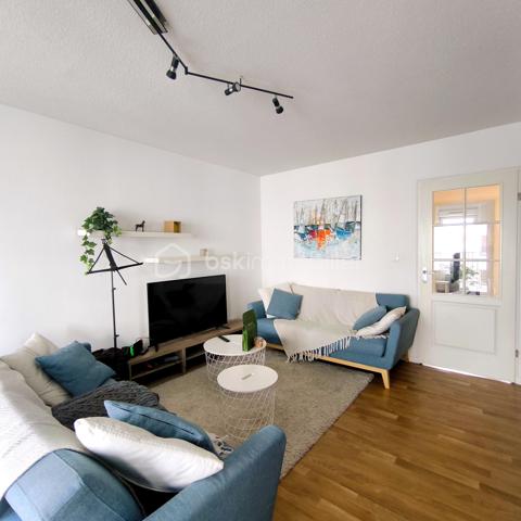 🚄 RARE SUR LE MARCHÉ : T4 LUMINEUX À 2 PAS DE LA GARE !
​Vous cherchez l'alliance parfaite entre vie urbaine et confort moderne ? Ne cherchez plus. Situé au cœur de Rennes, cet appartement de type 4 est une opportunité à saisir. 
​✨ Les points forts qui vont vous faire craquer :
​Emplacement Stratégique : À quelques enjambées de la Gare LGV (Paris à 1h30 !), des métros et des commerces.
​Volumes & Rangement : Un aménagement optimisé avec de nombreux placards intégrés dès l'entrée pour un quotidien organisé.
​Stationnement Premium : Le luxe du centre-ville... Un parking couvert sécurisé, possibilité d'avoir un garage en supplément. Fini la quête d'une place !
​🏠 Visite guidée du bien :
​L'espace de vie s'articule autour d'une entrée fonctionnelle desservant :
​Un séjour chaleureux et une cuisine équipée ouverte sur la salle à manger. 
​3 belles chambres modulables (bureau, chambre d'enfant ou suite d'amis), dont deux avec rangements intégrés.
​Une salle de bains et des WC indépendants.
​🛠️ Côté technique :
​Immeuble de 2005 : Construction moderne, accès sécurisé et parties communes impeccables.
​Confort : Chauffage électrique rayonnant pour une chaleur douce et homogène.
​Accessibilité : 4ème étage avec ascenseur.
Vendu entièrement meublé ou non en fonction de vos besoins. 

Un bien idéal pour une famille citadine ou un investissement patrimonial serein. La proximité immédiate de la gare et le parking en font un produit extrêmement rare sur le secteur.

​Prêt pour une visite ? Contactez-moi dès aujourd'hui pour découvrir votre futur chez-vous !
