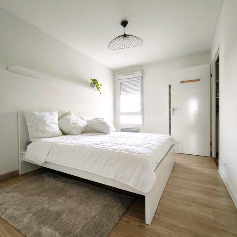 🚄 RARE SUR LE MARCHÉ : T4 LUMINEUX À 2 PAS DE LA GARE !
​Vous cherchez l'alliance parfaite entre vie urbaine et confort moderne ? Ne cherchez plus. Situé au cœur de Rennes, cet appartement de type 4 est une opportunité à saisir. 
​✨ Les points forts qui vont vous faire craquer :
​Emplacement Stratégique : À quelques enjambées de la Gare LGV (Paris à 1h30 !), des métros et des commerces.
​Volumes & Rangement : Un aménagement optimisé avec de nombreux placards intégrés dès l'entrée pour un quotidien organisé.
​Stationnement Premium : Le luxe du centre-ville... Un parking couvert sécurisé, possibilité d'avoir un garage en supplément. Fini la quête d'une place !
​🏠 Visite guidée du bien :
​L'espace de vie s'articule autour d'une entrée fonctionnelle desservant :
​Un séjour chaleureux et une cuisine équipée ouverte sur la salle à manger. 
​3 belles chambres modulables (bureau, chambre d'enfant ou suite d'amis), dont deux avec rangements intégrés.
​Une salle de bains et des WC indépendants.
​🛠️ Côté technique :
​Immeuble de 2005 : Construction moderne, accès sécurisé et parties communes impeccables.
​Confort : Chauffage électrique rayonnant pour une chaleur douce et homogène.
​Accessibilité : 4ème étage avec ascenseur.
Vendu entièrement meublé ou non en fonction de vos besoins. 

Un bien idéal pour une famille citadine ou un investissement patrimonial serein. La proximité immédiate de la gare et le parking en font un produit extrêmement rare sur le secteur.

​Prêt pour une visite ? Contactez-moi dès aujourd'hui pour découvrir votre futur chez-vous !