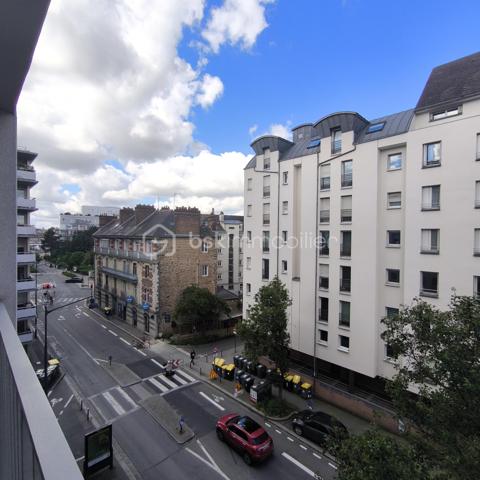 🚄 RARE SUR LE MARCHÉ : T4 LUMINEUX À 2 PAS DE LA GARE !
​Vous cherchez l'alliance parfaite entre vie urbaine et confort moderne ? Ne cherchez plus. Situé au cœur de Rennes, cet appartement de type 4 est une opportunité à saisir. 
​✨ Les points forts qui vont vous faire craquer :
​Emplacement Stratégique : À quelques enjambées de la Gare LGV (Paris à 1h30 !), des métros et des commerces.
​Volumes & Rangement : Un aménagement optimisé avec de nombreux placards intégrés dès l'entrée pour un quotidien organisé.
​Stationnement Premium : Le luxe du centre-ville... Un parking couvert sécurisé, possibilité d'avoir un garage en supplément. Fini la quête d'une place !
​🏠 Visite guidée du bien :
​L'espace de vie s'articule autour d'une entrée fonctionnelle desservant :
​Un séjour chaleureux et une cuisine équipée ouverte sur la salle à manger. 
​3 belles chambres modulables (bureau, chambre d'enfant ou suite d'amis), dont deux avec rangements intégrés.
​Une salle de bains et des WC indépendants.
​🛠️ Côté technique :
​Immeuble de 2005 : Construction moderne, accès sécurisé et parties communes impeccables.
​Confort : Chauffage électrique rayonnant pour une chaleur douce et homogène.
​Accessibilité : 4ème étage avec ascenseur.
Vendu entièrement meublé ou non en fonction de vos besoins. 

Un bien idéal pour une famille citadine ou un investissement patrimonial serein. La proximité immédiate de la gare et le parking en font un produit extrêmement rare sur le secteur.

​Prêt pour une visite ? Contactez-moi dès aujourd'hui pour découvrir votre futur chez-vous !