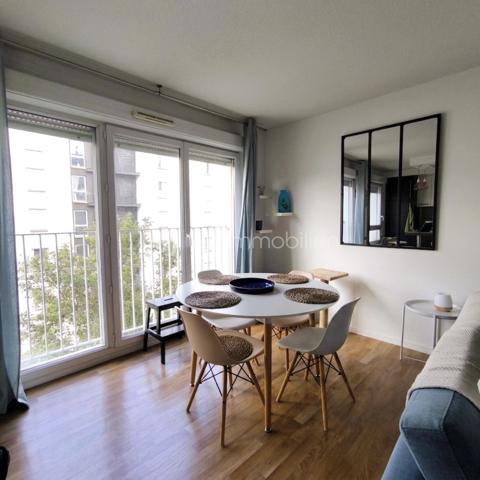 🚄 RARE SUR LE MARCHÉ : T4 LUMINEUX À 2 PAS DE LA GARE !
​Vous cherchez l'alliance parfaite entre vie urbaine et confort moderne ? Ne cherchez plus. Situé au cœur de Rennes, cet appartement de type 4 est une opportunité à saisir. 
​✨ Les points forts qui vont vous faire craquer :
​Emplacement Stratégique : À quelques enjambées de la Gare LGV (Paris à 1h30 !), des métros et des commerces.
​Volumes & Rangement : Un aménagement optimisé avec de nombreux placards intégrés dès l'entrée pour un quotidien organisé.
​Stationnement Premium : Le luxe du centre-ville... Un parking couvert sécurisé, possibilité d'avoir un garage en supplément. Fini la quête d'une place !
​🏠 Visite guidée du bien :
​L'espace de vie s'articule autour d'une entrée fonctionnelle desservant :
​Un séjour chaleureux et une cuisine équipée ouverte sur la salle à manger. 
​3 belles chambres modulables (bureau, chambre d'enfant ou suite d'amis), dont deux avec rangements intégrés.
​Une salle de bains et des WC indépendants.
​🛠️ Côté technique :
​Immeuble de 2005 : Construction moderne, accès sécurisé et parties communes impeccables.
​Confort : Chauffage électrique rayonnant pour une chaleur douce et homogène.
​Accessibilité : 4ème étage avec ascenseur.
Vendu entièrement meublé ou non en fonction de vos besoins. 

Un bien idéal pour une famille citadine ou un investissement patrimonial serein. La proximité immédiate de la gare et le parking en font un produit extrêmement rare sur le secteur.

​Prêt pour une visite ? Contactez-moi dès aujourd'hui pour découvrir votre futur chez-vous !