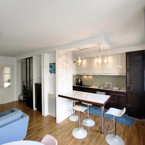 🚄 RARE SUR LE MARCHÉ : T4 LUMINEUX À 2 PAS DE LA GARE !
​Vous cherchez l'alliance parfaite entre vie urbaine et confort moderne ? Ne cherchez plus. Situé au cœur de Rennes, cet appartement de type 4 est une opportunité à saisir. 
​✨ Les points forts qui vont vous faire craquer :
​Emplacement Stratégique : À quelques enjambées de la Gare LGV (Paris à 1h30 !), des métros et des commerces.
​Volumes & Rangement : Un aménagement optimisé avec de nombreux placards intégrés dès l'entrée pour un quotidien organisé.
​Stationnement Premium : Le luxe du centre-ville... Un parking couvert sécurisé, possibilité d'avoir un garage en supplément. Fini la quête d'une place !
​🏠 Visite guidée du bien :
​L'espace de vie s'articule autour d'une entrée fonctionnelle desservant :
​Un séjour chaleureux et une cuisine équipée ouverte sur la salle à manger. 
​3 belles chambres modulables (bureau, chambre d'enfant ou suite d'amis), dont deux avec rangements intégrés.
​Une salle de bains et des WC indépendants.
​🛠️ Côté technique :
​Immeuble de 2005 : Construction moderne, accès sécurisé et parties communes impeccables.
​Confort : Chauffage électrique rayonnant pour une chaleur douce et homogène.
​Accessibilité : 4ème étage avec ascenseur.
Vendu entièrement meublé ou non en fonction de vos besoins. 

Un bien idéal pour une famille citadine ou un investissement patrimonial serein. La proximité immédiate de la gare et le parking en font un produit extrêmement rare sur le secteur.

​Prêt pour une visite ? Contactez-moi dès aujourd'hui pour découvrir votre futur chez-vous !